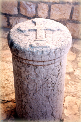Колонна с изображением креста IV века в греческом монастыре Малая Галилея на горе Елеон в Иерусалиме 